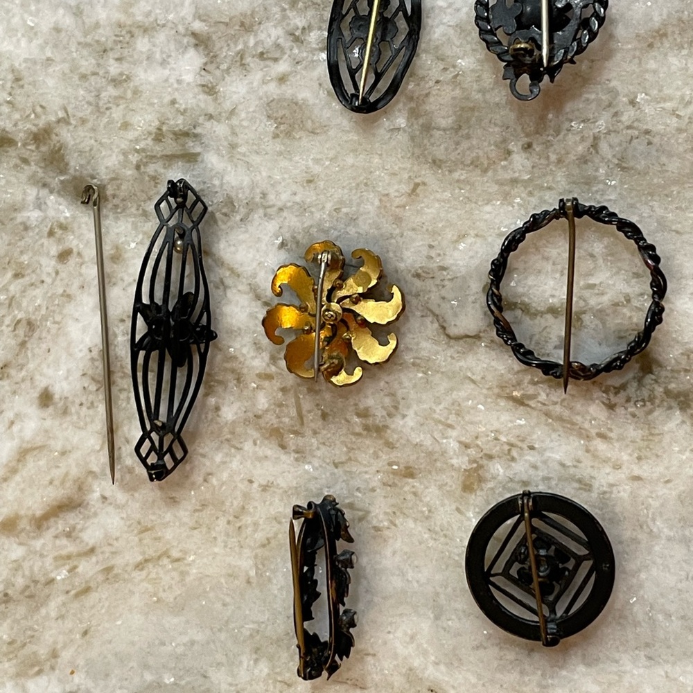 eleven black pins - Picture 4 of 4